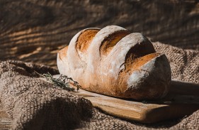 fresh-bread-table-close-up